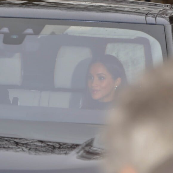 Le prince Harry et Meghan Markle (habillée d'une robe Self Portrait) ont pris part en couple au déjeuner de Noël organisé par la reine au palais de Buckingham le 20 décembre 2017 à Londres.