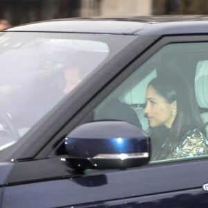 Le prince Harry et Meghan Markle (habillée d'une robe Self Portrait) ont pris part en couple au déjeuner de Noël organisé par la reine au palais de Buckingham le 20 décembre 2017 à Londres.