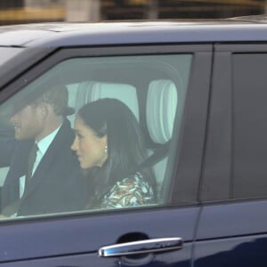 Le prince Harry et Meghan Markle (habillée d'une robe Self Portrait) ont pris part en couple au déjeuner de Noël organisé par la reine au palais de Buckingham le 20 décembre 2017 à Londres.