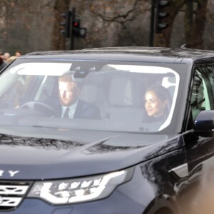 Le prince Harry et Meghan Markle (habillée d'une robe Self Portrait) ont pris part en couple au déjeuner de Noël organisé par la reine au palais de Buckingham le 20 décembre 2017 à Londres.