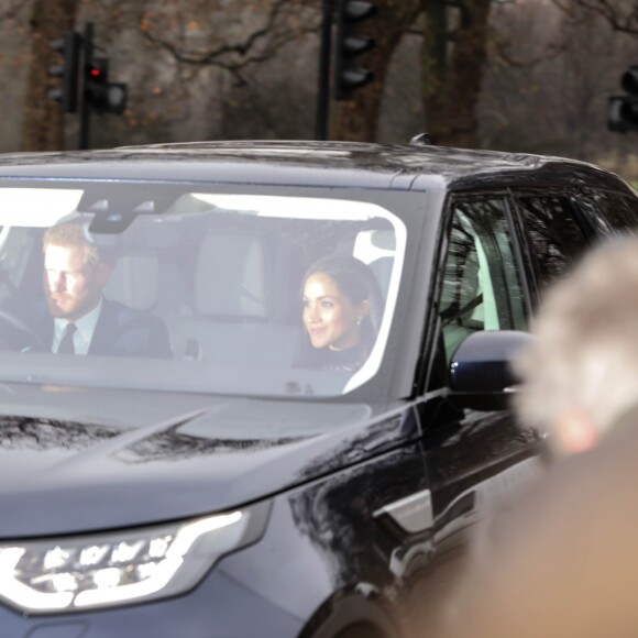 Le prince Harry et Meghan Markle (habillée d'une robe Self Portrait) ont pris part en couple au déjeuner de Noël organisé par la reine au palais de Buckingham le 20 décembre 2017 à Londres.