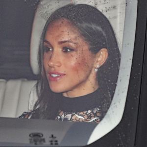 Meghan Markle, maquillée et vêtue d'une robe Self Portrait, lors de son arrivée avec le prince Harry au palais de Buckingham pour le traditionnel déjeuner de Noël organisé par la reine Elizabeth II, le 20 décembre 2017 à Londres.