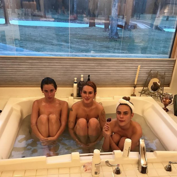 Rumer, Scout et Tallulah Willis nues dans un bain (décembre 2017)
