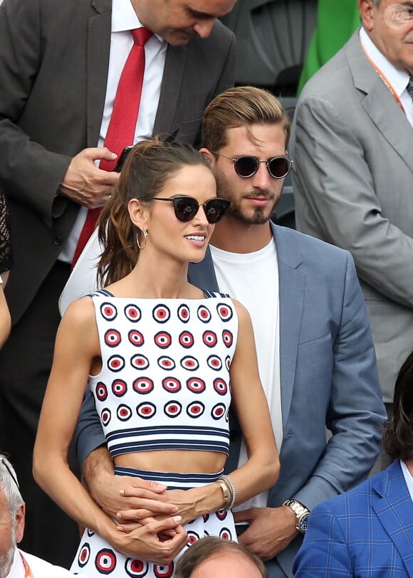 Kevin Trapp et sa compagne Izabel Goulart dans les tribunes lors de la finale homme des Internationaux de Tennis de Roland-Garros à Paris, le 11 juin 2017. © Jacovides-Moreau/Bestimage