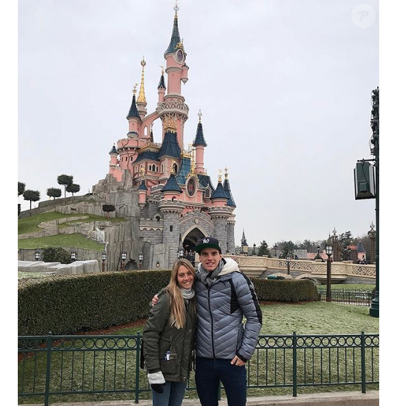 Giovani Lo Celso avec sa chérie Eva, au naturel, à Disneyland Paris en janvier 2017