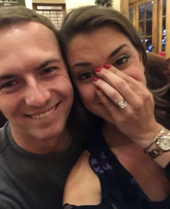 Jordan Spieth, numéro 2 mondial de golf, et son amour de jeunesse Annie Verret se sont fiancés, à en croire cette photo apparue sur les réseaux sociaux le 25 décembre 2017.