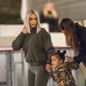 Kim Kardashian et ses enfants North et Saint sont allées faire du patin à glace à Malibu le 23 decembre 2017.