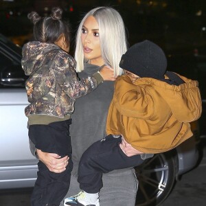 Kim Kardashian et ses enfants North et Saint sont allées faire du patin à glace à Malibu le 23 decembre 2017