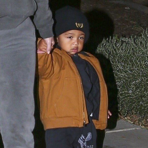 Kim Kardashian et ses enfants North et Saint sont allées faire du patin à glace à Malibu le 23 decembre 2017.