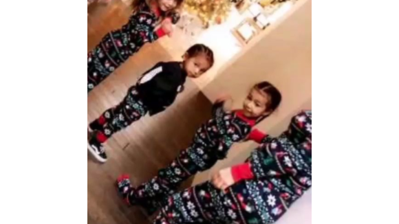 North et Saint West : Adorables en pyjamas assortis pour la chasse aux cadeaux