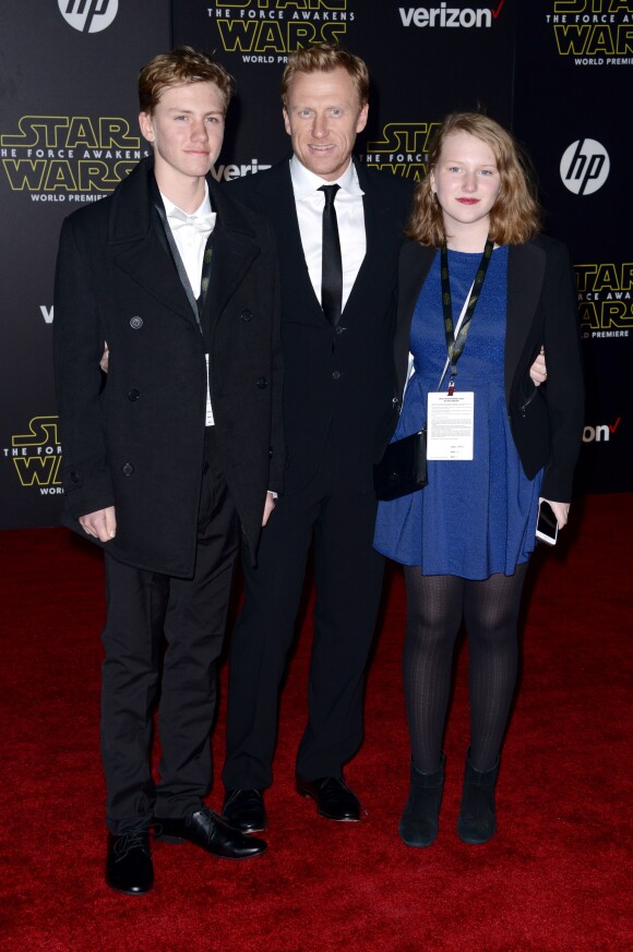 Kevin McKidd (Dr Owen Hunt dans Grey's Anatomy) entouré de ses enfants Joseph et Iona à Los Angeles en décembre 2015 à la première de Star Wars : Le réveil de la force. Le couple a finalisé son divorce le 22 décembre 2017.