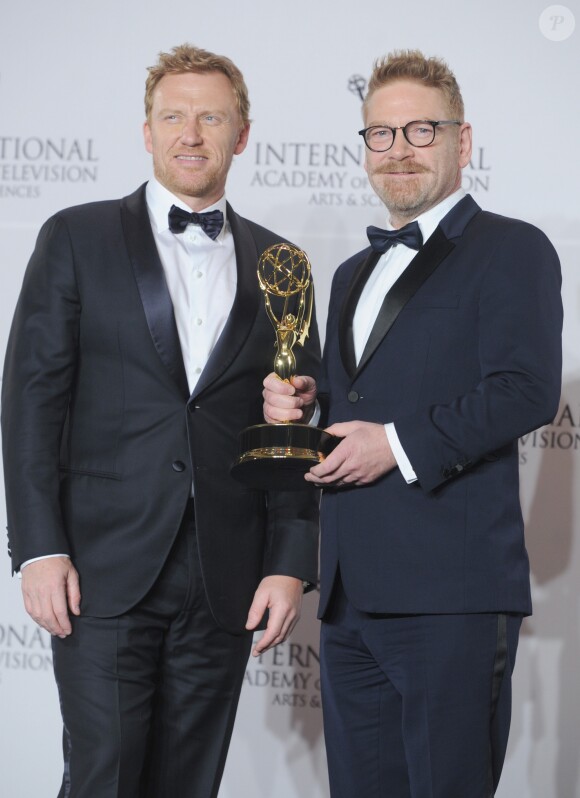 Kevin McKidd (Dr Owen Hunt dans Grey's Anatomy) et Kenneth Branagh lors des 45e Emmy Awards à New York le 20 novembre 2017. Le couple a finalisé son divorce le 22 décembre 2017.