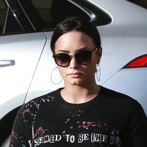 Exclusif - Demi Lovato arrive en Mercedes coupé pour faire ses courses de Noël à Beverly HIlls le 24 décembre 2017
