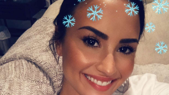 Demi Lovato : Sexy en maillot moulant, elle exhibe un décolleté incendiaire