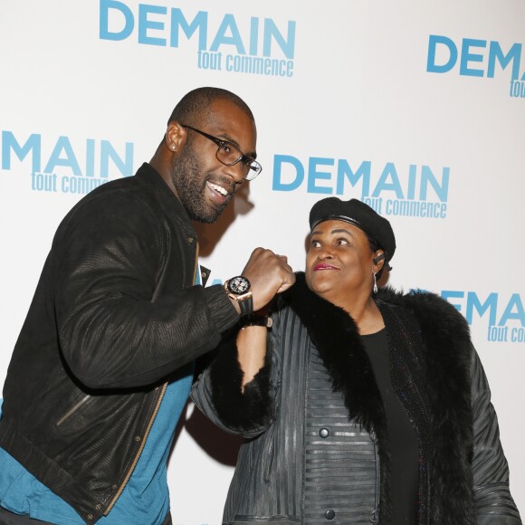 Teddy Riner et sa mère Marie-Pierre lors de l'avant-première du film "Demain tout commence" au Grand Rex à Paris le 28 novembre 2016.