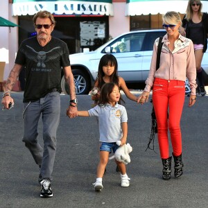 Johnny et Laeticia Hallyday font du shopping avec leurs filles Jade et Joy à Pacific Palisades le 27 Septembre 2012.