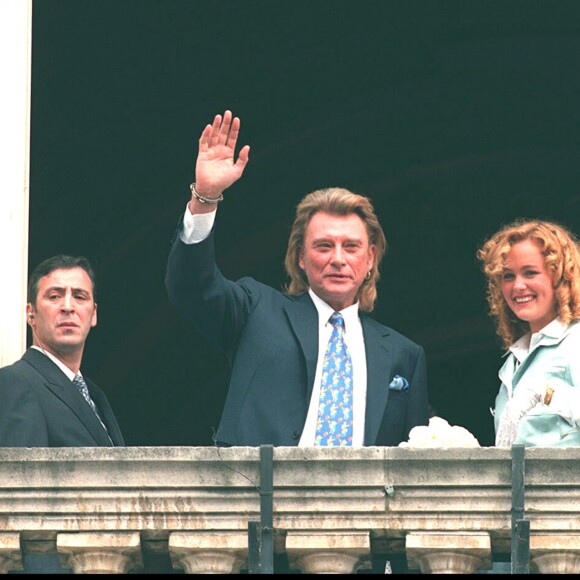 Mariage de Johnny et Laeticia Hallyday à la mairie de Neuilly-sur-Seine, le 25 mars 1996.