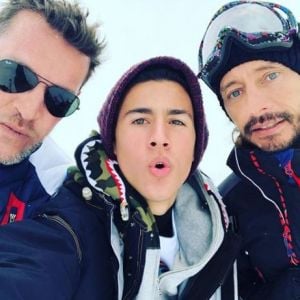 Benjamin Castaldi en vacances à Val-d'Isère, au ski, avec ses fils Simon et Enzo ainsi que son épouse Aurore Aleman, son beau-frère Bob Sinclar et les enfants de ce dernier : Paloma et Raphaël Le Friant.