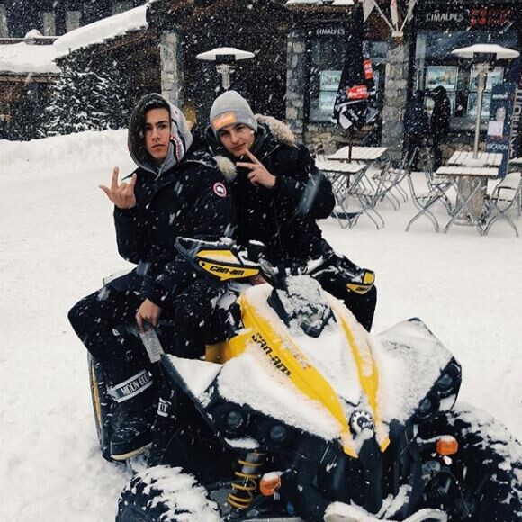 Benjamin Castaldi en vacances à Val-d'Isère, au ski, avec ses fils Simon et Enzo ainsi que son épouse Aurore Aleman, son beau-frère Bob Sinclar et les enfants de ce dernier : Paloma et Raphaël Le Friant.