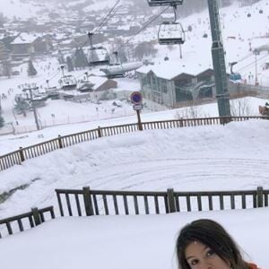 Benjamin Castaldi en vacances à Val-d'Isère, au ski, avec ses fils Simon et Enzo ainsi que son épouse Aurore Aleman, son beau-frère Bob Sinclar et les enfants de ce dernier : Paloma et Raphaël Le Friant.