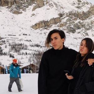 Benjamin Castaldi en vacances à Val-d'Isère, au ski, avec ses fils Simon et Enzo ainsi que son épouse Aurore Aleman, son beau-frère Bob Sinclar et les enfants de ce dernier : Paloma et Raphaël Le Friant.