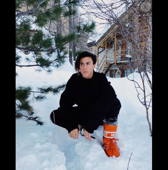 Benjamin Castaldi en vacances à Val-d'Isère, au ski, avec ses fils Simon et Enzo ainsi que son épouse Aurore Aleman, son beau-frère Bob Sinclar et les enfants de ce dernier : Paloma et Raphaël Le Friant.