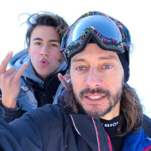 Benjamin Castaldi en vacances à Val-d'Isère, au ski, avec ses fils Simon et Enzo ainsi que son épouse Aurore Aleman, son beau-frère Bob Sinclar et les enfants de ce dernier : Paloma et Raphaël Le Friant.