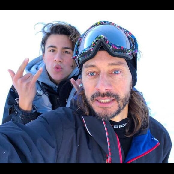 Benjamin Castaldi en vacances à Val-d'Isère, au ski, avec ses fils Simon et Enzo ainsi que son épouse Aurore Aleman, son beau-frère Bob Sinclar et les enfants de ce dernier : Paloma et Raphaël Le Friant.