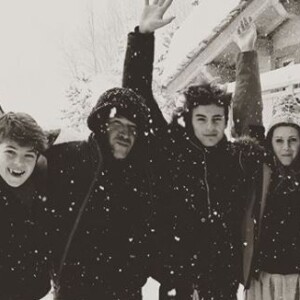 Benjamin Castaldi en vacances à Val-d'Isère, au ski, avec ses fils Simon et Enzo ainsi que son épouse Aurore Aleman, son beau-frère Bob Sinclar et les enfants de ce dernier : Paloma et Raphaël Le Friant.