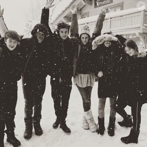 Benjamin Castaldi en vacances à Val-d'Isère, au ski, avec ses fils Simon et Enzo ainsi que son épouse Aurore Aleman, son beau-frère Bob Sinclar et les enfants de ce dernier : Paloma et Raphaël Le Friant.