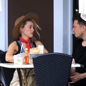 Exclusif - Amber Heard est allée prendre le petit-déjeuner avec son ex-compagnon Elon Musk au Sweet Butter Kitchen à Sherman Oaks. Los Angeles, le 16 novembre 2017.