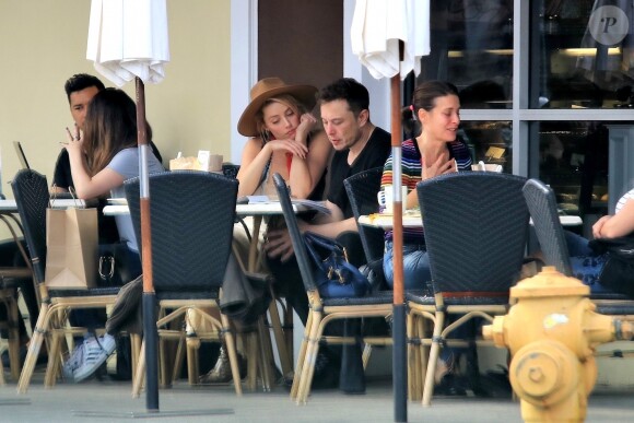 Exclusif - Amber Heard est allée prendre le petit-déjeuner avec son ex-compagnon Elon Musk au Sweet Butter Kitchen à Sherman Oaks. Los Angeles, le 16 novembre 2017.