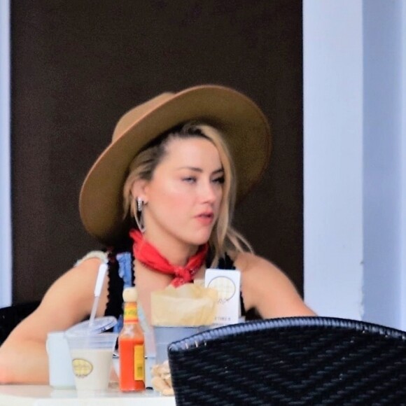 Exclusif - Amber Heard est allée prendre le petit-déjeuner avec son ex-compagnon Elon Musk au Sweet Butter Kitchen à Sherman Oaks. Los Angeles, le 16 novembre 2017.