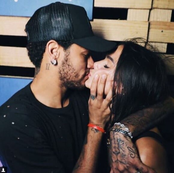 Neymar confirme être de nouveau en couple avec Bruna Marquezine sur Instagram le 31 décembre 2017.