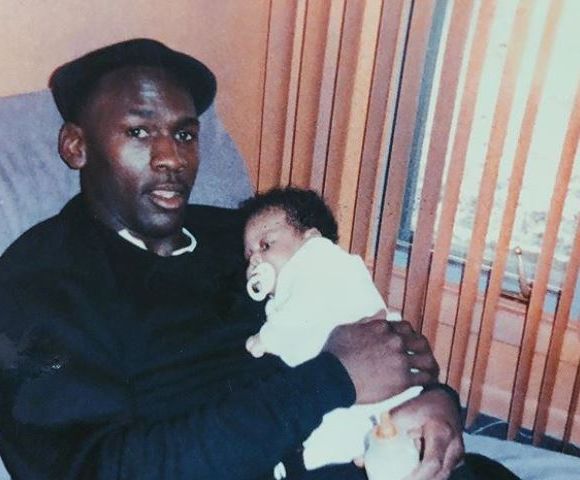 Jeffrey Jordan partage une photo de lui enfant avec son papa, Michael Jordan, que Instagram le 7 novembre 2017.