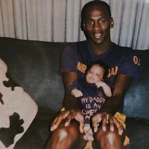 Jeffrey Jordan partage une photo de lui enfant avec son papa, Michael Jordan, que Instagram le 31 octobre 2017.