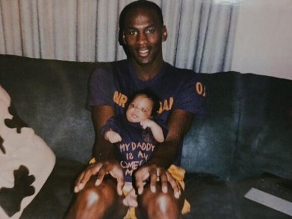 Jeffrey Jordan partage une photo de lui enfant avec son papa, Michael Jordan, que Instagram le 31 octobre 2017.