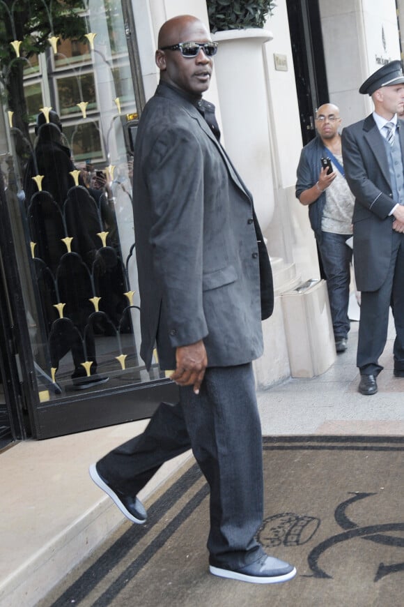 Michael Jordan quitte son hôtel à Paris, où il séjournera  à l'occasion des 30 ans de sa marque, le 12 juin 2015.