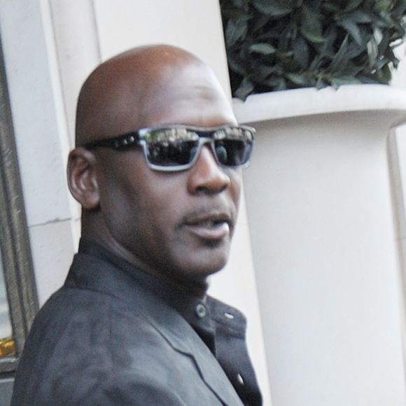 Michael Jordan quitte son hôtel à Paris, où il séjournera  à l'occasion des 30 ans de sa marque, le 12 juin 2015.