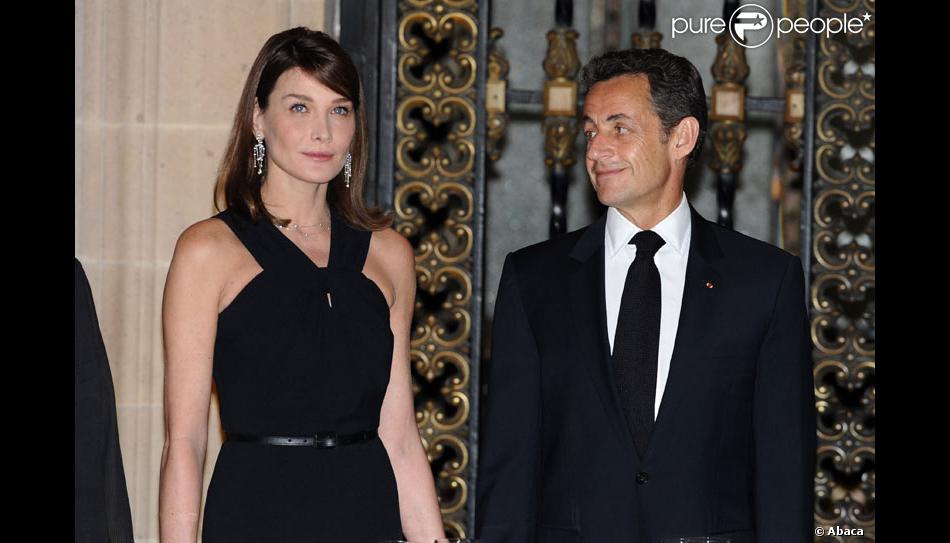 Malgre La Seance Photo Officielle Et Traditionnelle Qui Precede Le Diner De Gala Nicolas Sarkozy A Du Mal A Decrocher Son Regard De Son Epouse Purepeople