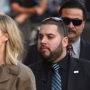 Margot Robbie arrive dans les studios de l'émission 'Jimmy Kimmel Live!' pour faire la promotion du nouveau film 'Moi, Tonya' à Los Angeles. L'actrice porte une combinaison marron et des talons noirs, le 4 décembre 2017.