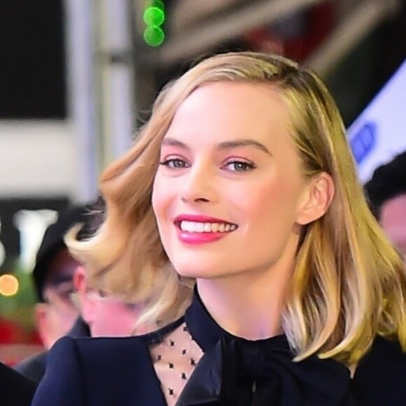 Margot Robbie, en tenue courte, décolletée et sexy, quitte l'émission Good Morning America à New York le 30 novembre 2017.