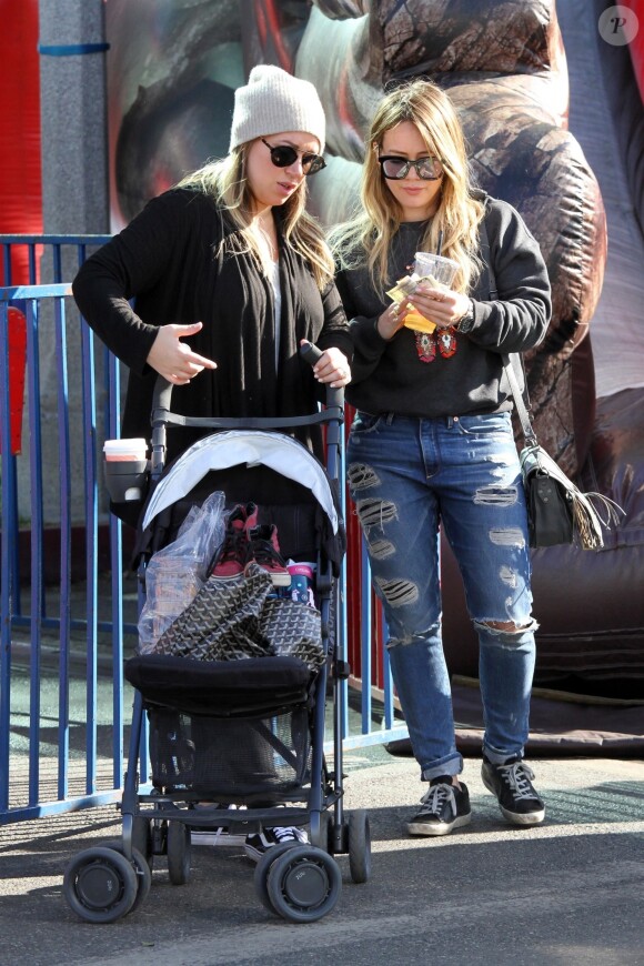 Hilary Duff et sa soeur Haylie Duff au Farmer's Market à Studio City, le 17 décembre 2017.