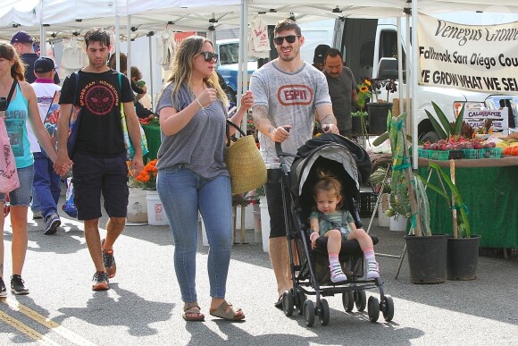 Haylie Duff et son fiancé Matt Rosenber se baladent avec leur fille Ryan à Los Angeles le 1er octobre 2017.
