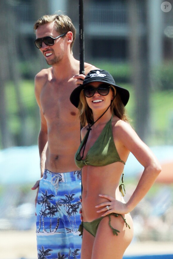 Semi-Exclusive - Peter Crouch et sa femme Abbey Clancy en vacances à Hawai le 3 juin 2014.  Semi-Exclusive - England Footballer Peter Crouch and his "Strictly Come Dancing" winner wife Abbey Clancy enjoy the beach together in Maui, Hawaii on June 3, 2014. Peter & Abbey are seen paddle-boarding and soaking up some rays on their surf boards!03/06/2014 - Maui
