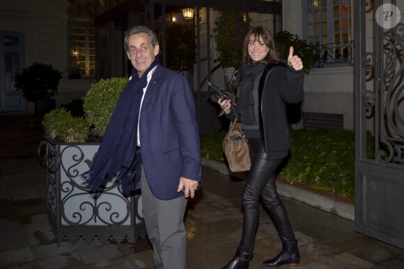 Carla Bruni quitte le Teatro Nuevo Apolo de Madrid et rentre à son hôtel avec son mari Nicolas Sarkozy, le 10 janvier 2018.