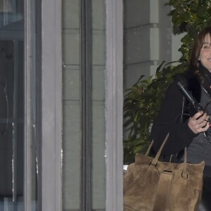 Carla Bruni quitte le Teatro Nuevo Apolo de Madrid et rentre à son hôtel avec son mari Nicolas Sarkozy, le 10 janvier 2018.