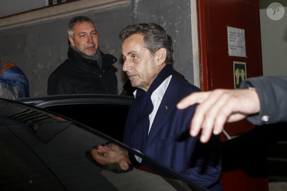 Carla Bruni quitte le Teatro Nuevo Apolo de Madrid et rentre à son hôtel avec son mari Nicolas Sarkozy, le 10 janvier 2018.