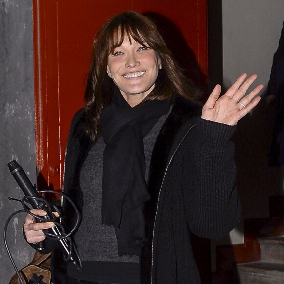 Carla Bruni quitte le Teatro Nuevo Apolo de Madrid et rentre à son hôtel avec son mari Nicolas Sarkozy, le 10 janvier 2018.