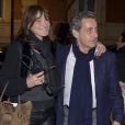 Carla Bruni quitte le Teatro Nuevo Apolo de Madrid et rentre à son hôtel avec son mari Nicolas Sarkozy, le 10 janvier 2018.